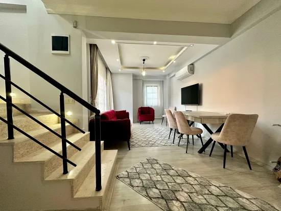 Im Zentrum von Köyceğiz klimatisiert und möbliert Duplex 3+1 Wohnung